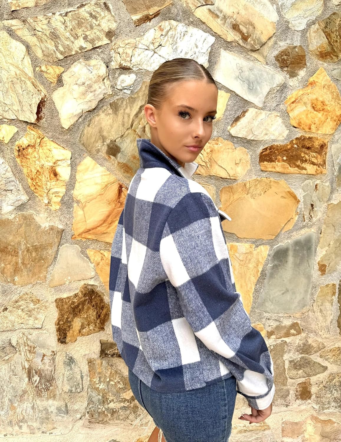 ZEAGOO Jackets for Women Cropped Flannel Plaid Shacket 2025 Fashion Button Down Shirt Coats Tops
